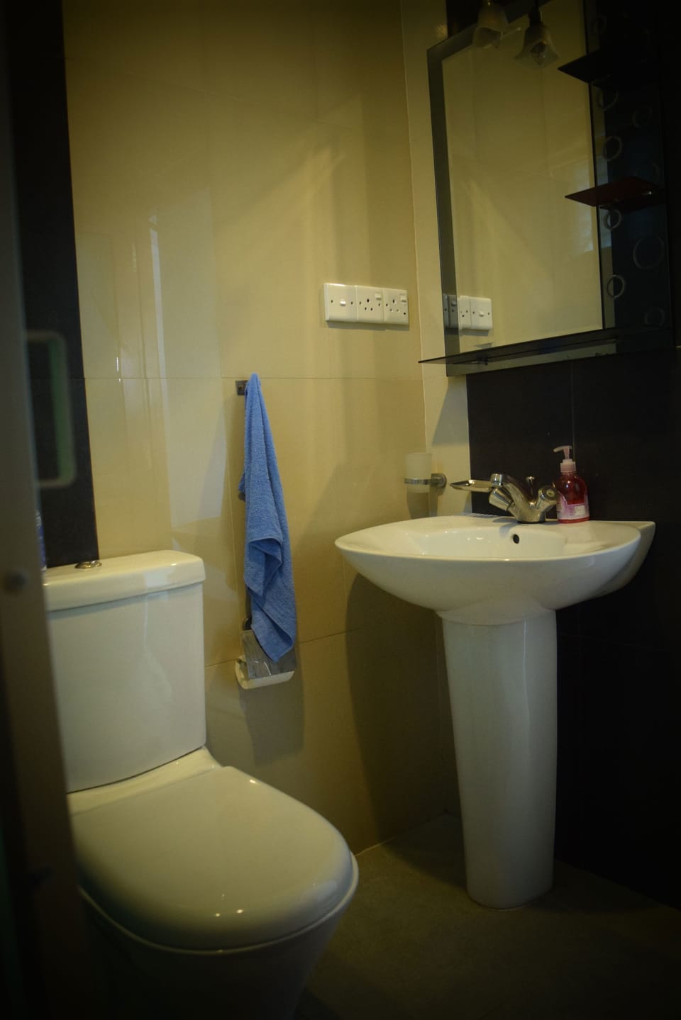 Shower, rainfall showerhead, free toiletries, hair dryer