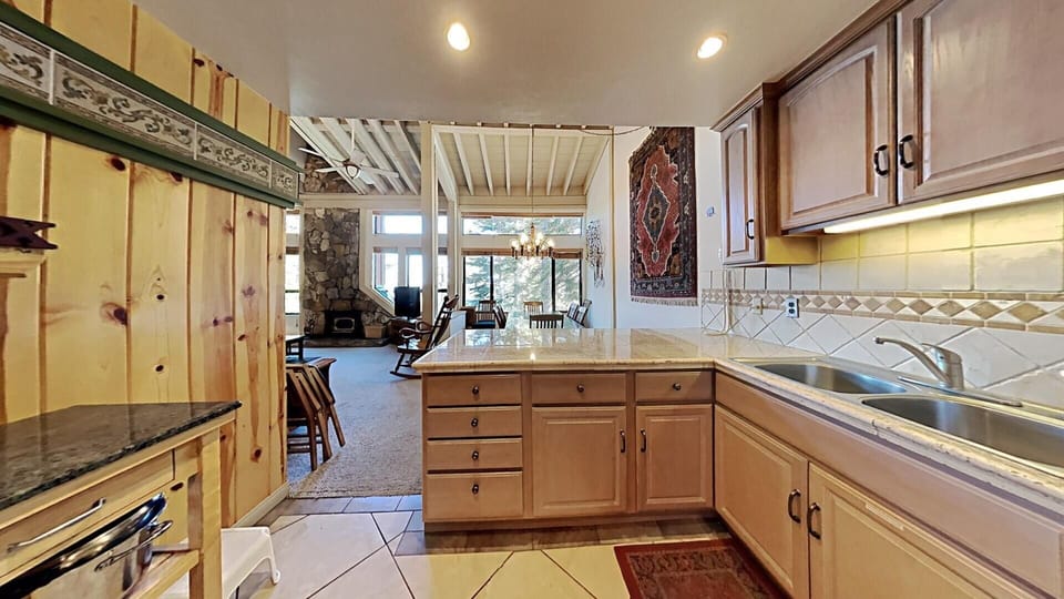 Condo, 4 Bedrooms | Private kitchen | Fridge, oven, coffee/tea maker, toaster