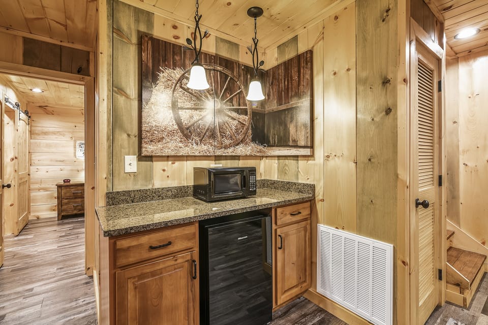 Cabin, 4 Bedrooms | Private kitchen | Fridge, microwave, oven, coffee/tea maker