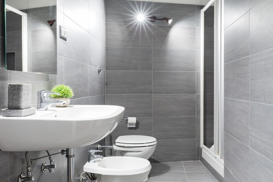 Apartment, 3 Bedrooms | Bathroom | Separate tub and shower, towels