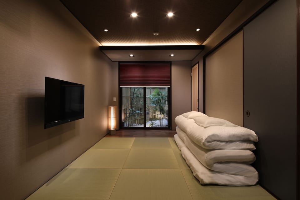 2 bedrooms, down comforters, pillowtop beds, blackout drapes