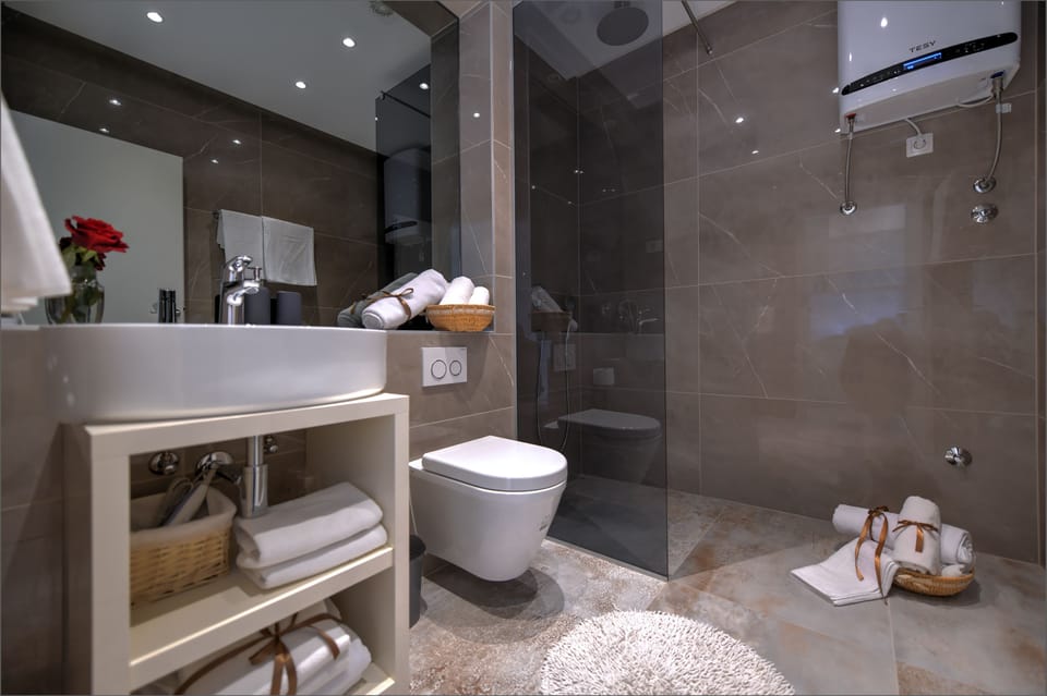 Comfort Room, City View (2) | Bathroom | Shower, hair dryer, towels, toilet paper