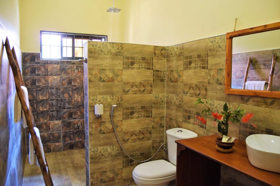Shower, rainfall showerhead, free toiletries, bidet