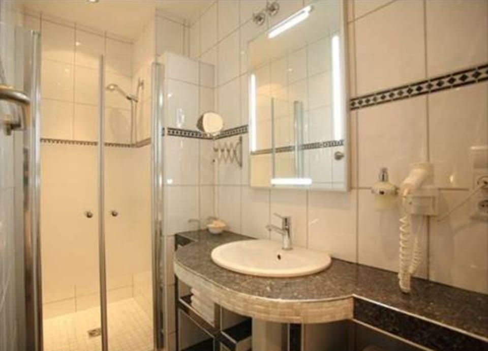 Double Room (Moselbalcony) | Bathroom | Shower, hair dryer, towels, soap