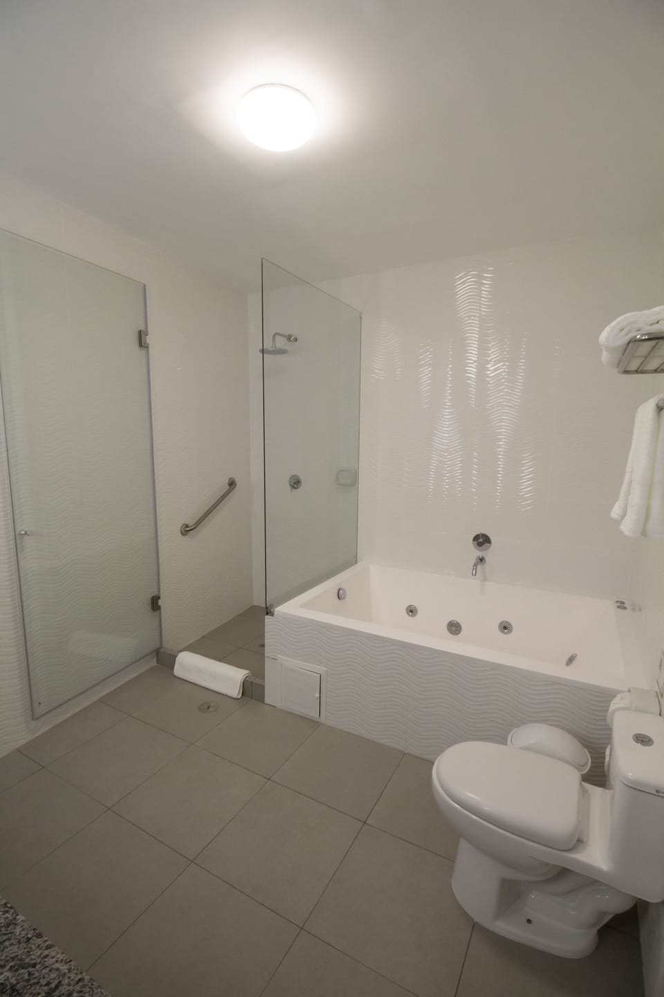 Suite | Jetted tub