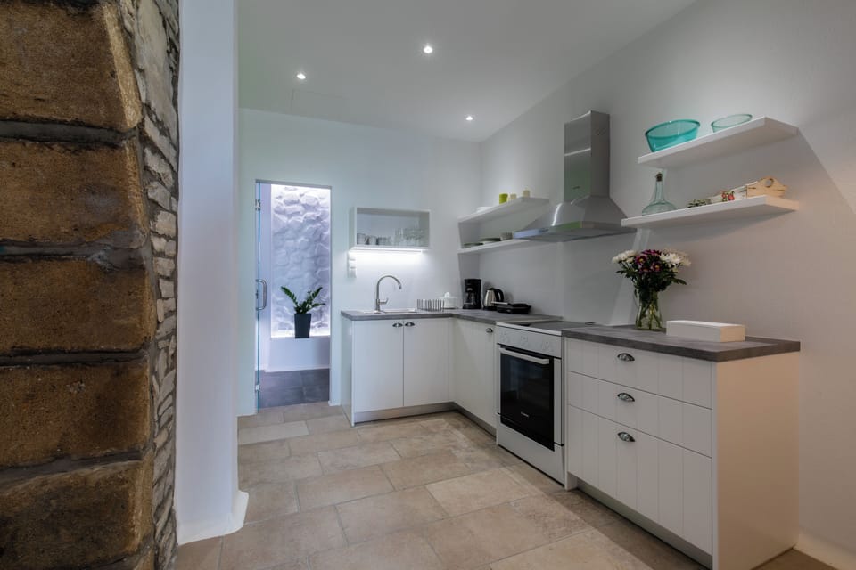 Executive King Apartment | Private kitchen | Stovetop, coffee/tea maker, electric kettle, cookware/dishes/utensils