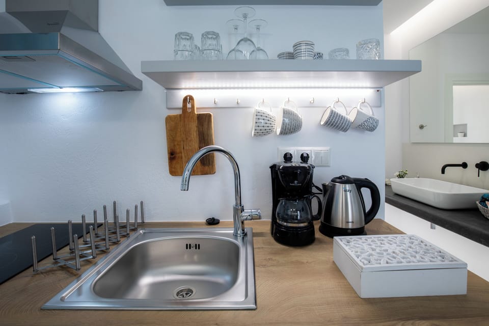 Superior Deluxe Apartment | Private kitchen | Stovetop, coffee/tea maker, electric kettle, cookware/dishes/utensils