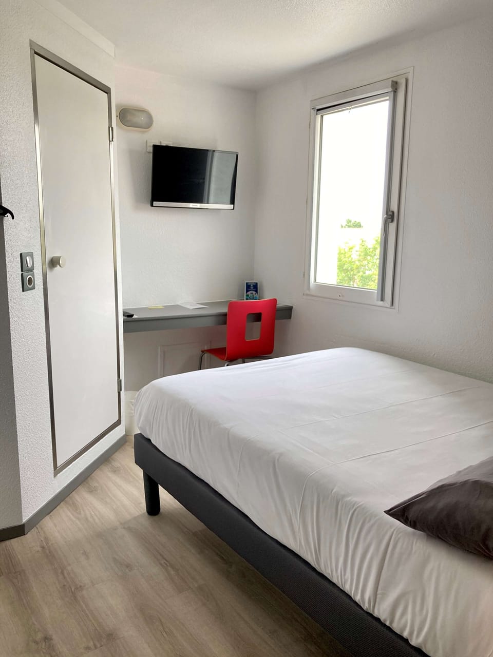 Standard Room, 1 Double Bed | Pillowtop beds, desk, soundproofing, free WiFi