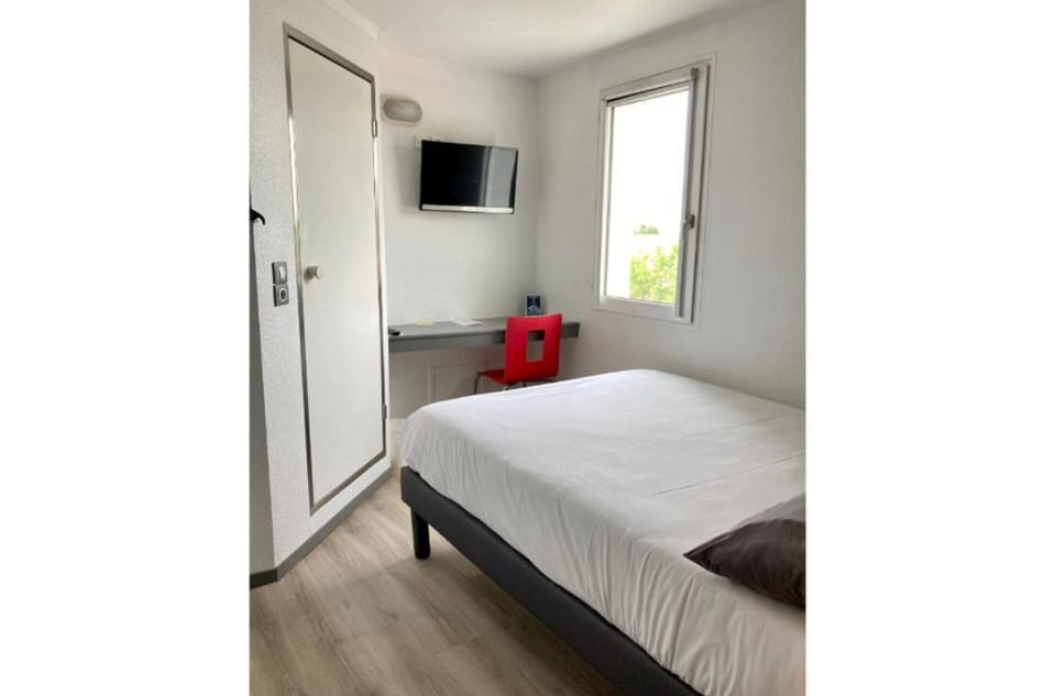 Standard Room, 1 Double Bed | Pillowtop beds, desk, soundproofing, free WiFi