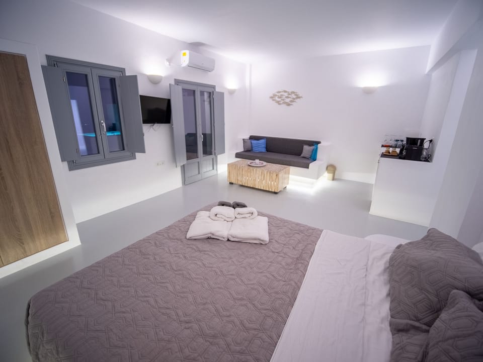 Deluxe Suite, Bathtub, Sea View | Premium bedding, memory foam beds, minibar, in-room safe