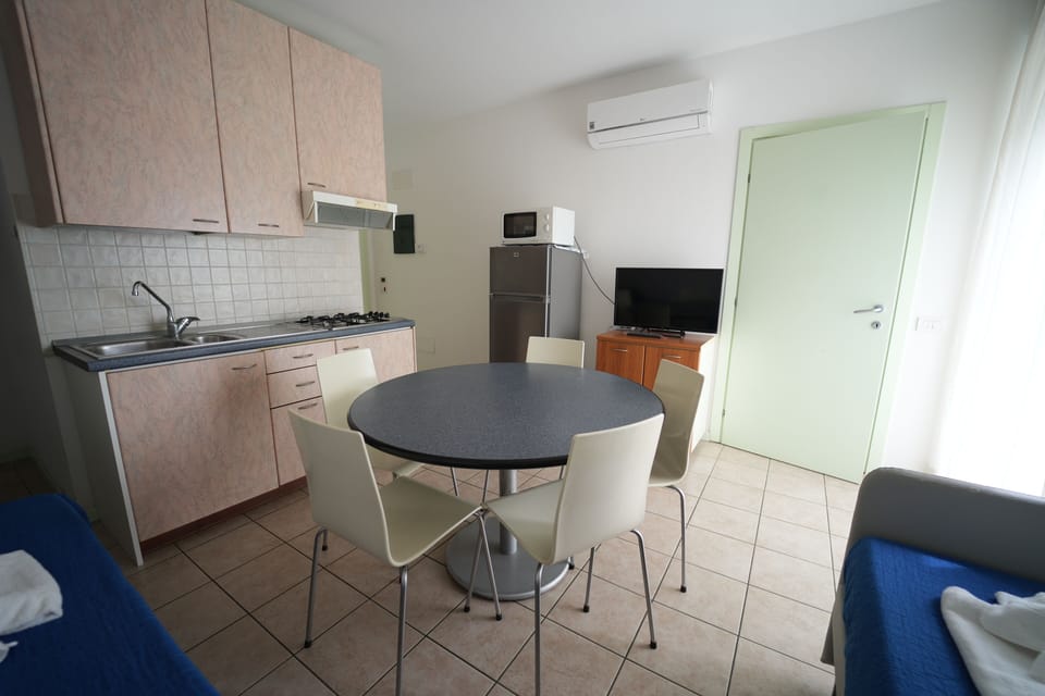 Standard Apartment, 1 Bedroom | Private kitchen | Fridge, microwave, stovetop, cookware/dishes/utensils