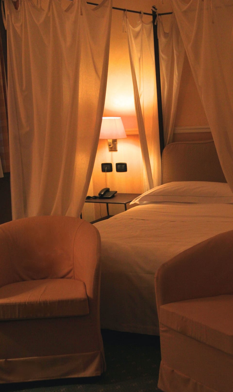 Double Room | Minibar, in-room safe, individually decorated, individually furnished