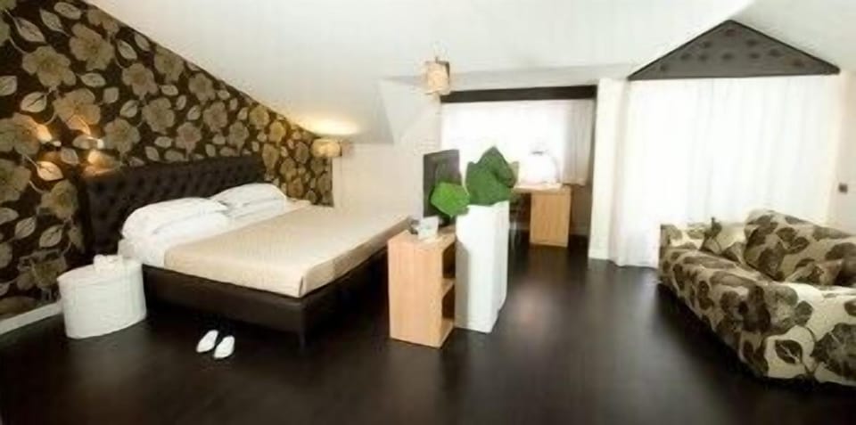 Suite | Minibar, in-room safe, desk, soundproofing
