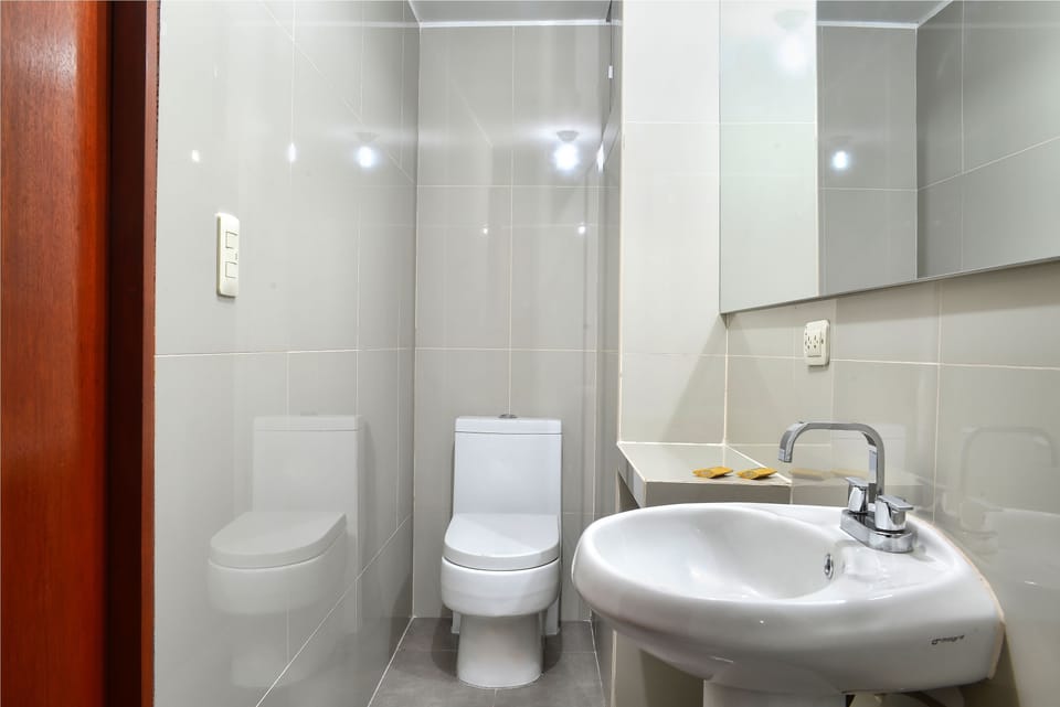 Rainfall showerhead, towels