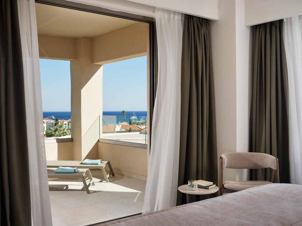 Executive Suite, Sea View | Free minibar, in-room safe, desk, blackout drapes