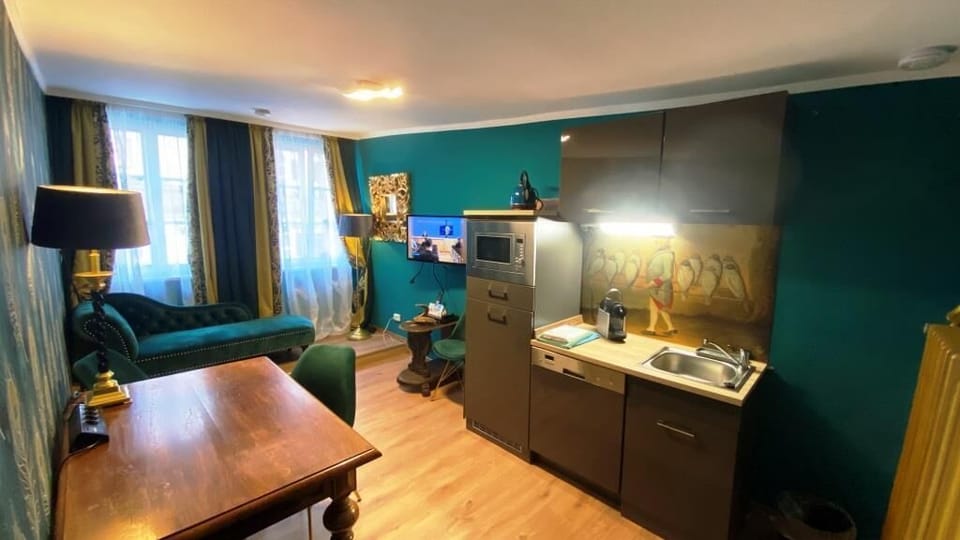 Signature Apartment, 1 Bedroom, Kitchenette, City View (Reihernest) | In-room dining