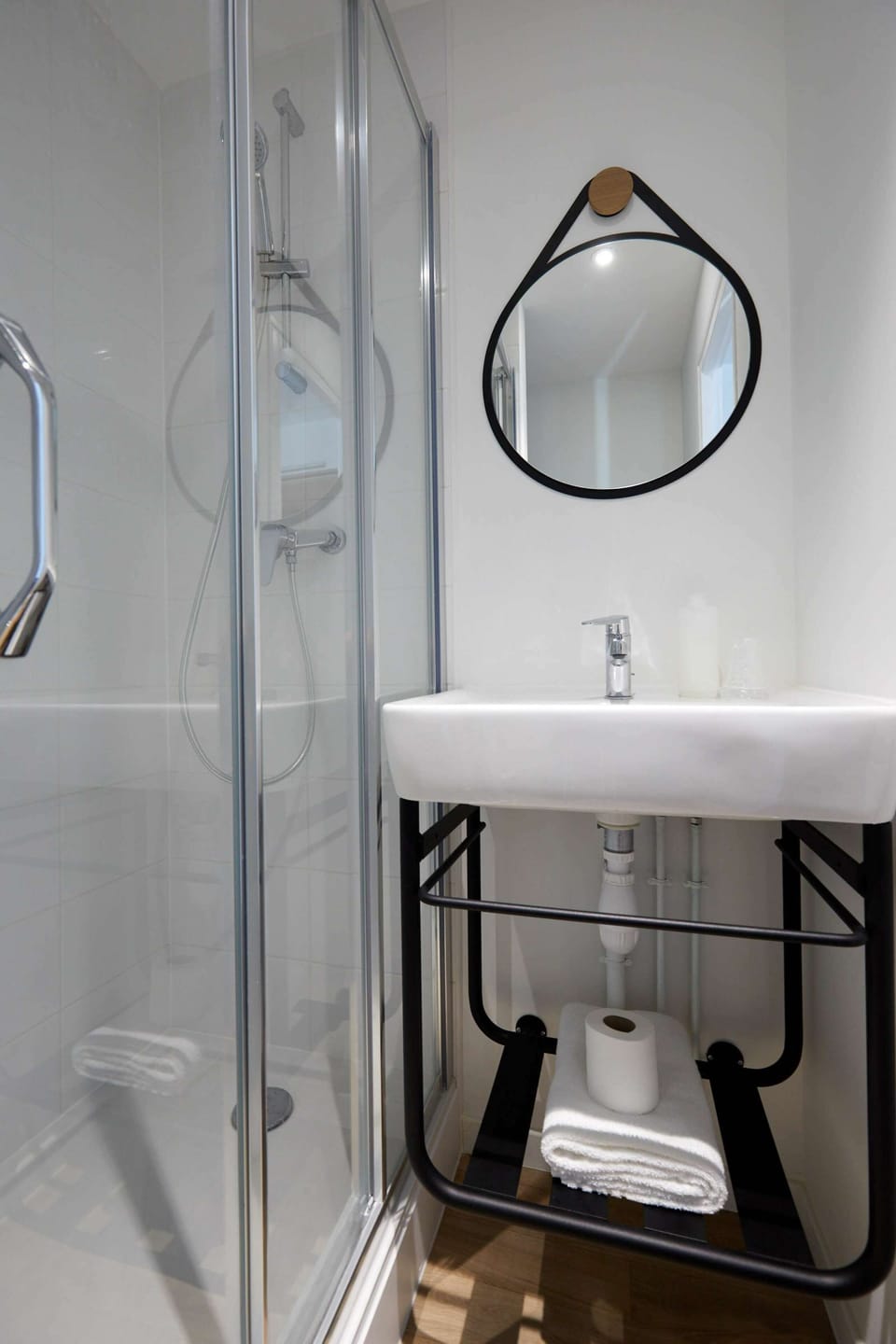 Shower, eco-friendly toiletries, towels