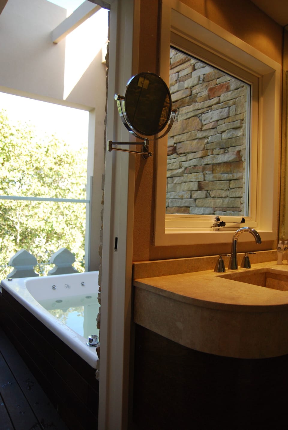 Combined shower/tub, free toiletries, hair dryer, bidet
