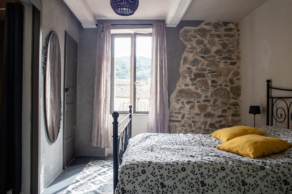 Double Room (Carignan) | Individually decorated, individually furnished, iron/ironing board