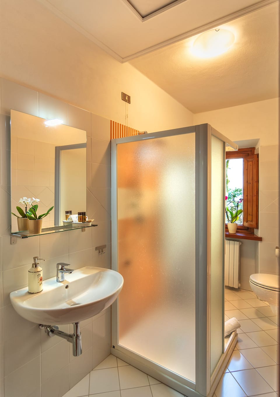 Family Suite, Connecting Rooms | Bathroom | Shower, free toiletries, hair dryer, bidet