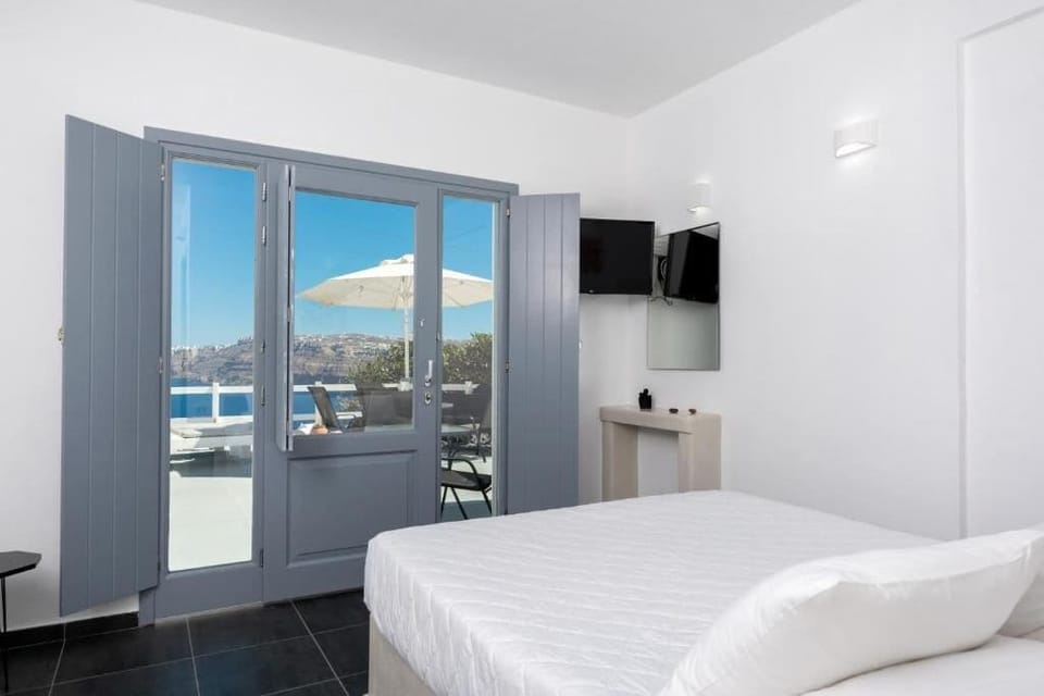 Deluxe Room, 1 Queen Bed, Sea View | In-room safe, individually decorated, individually furnished, free WiFi