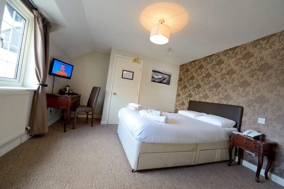 Double Room | Desk, free WiFi, bed sheets