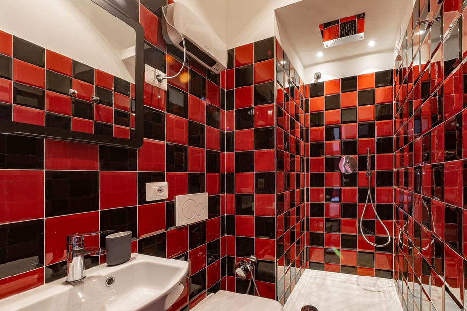 Business Single Room | Bathroom | Shower, rainfall showerhead, free toiletries, hair dryer
