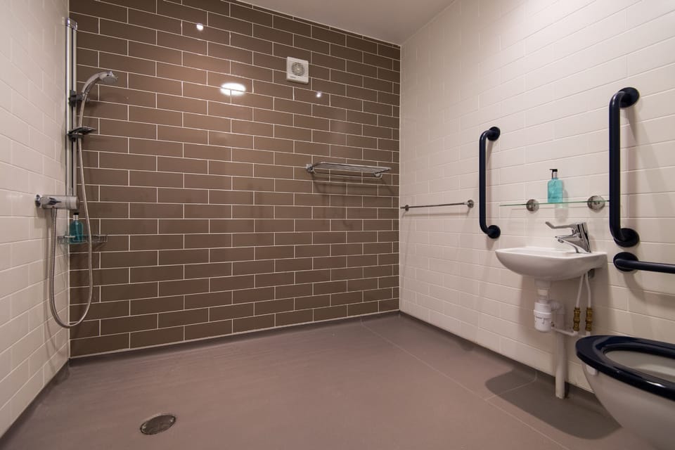 Double Room (Disability Access) | Bathroom | Free toiletries, towels