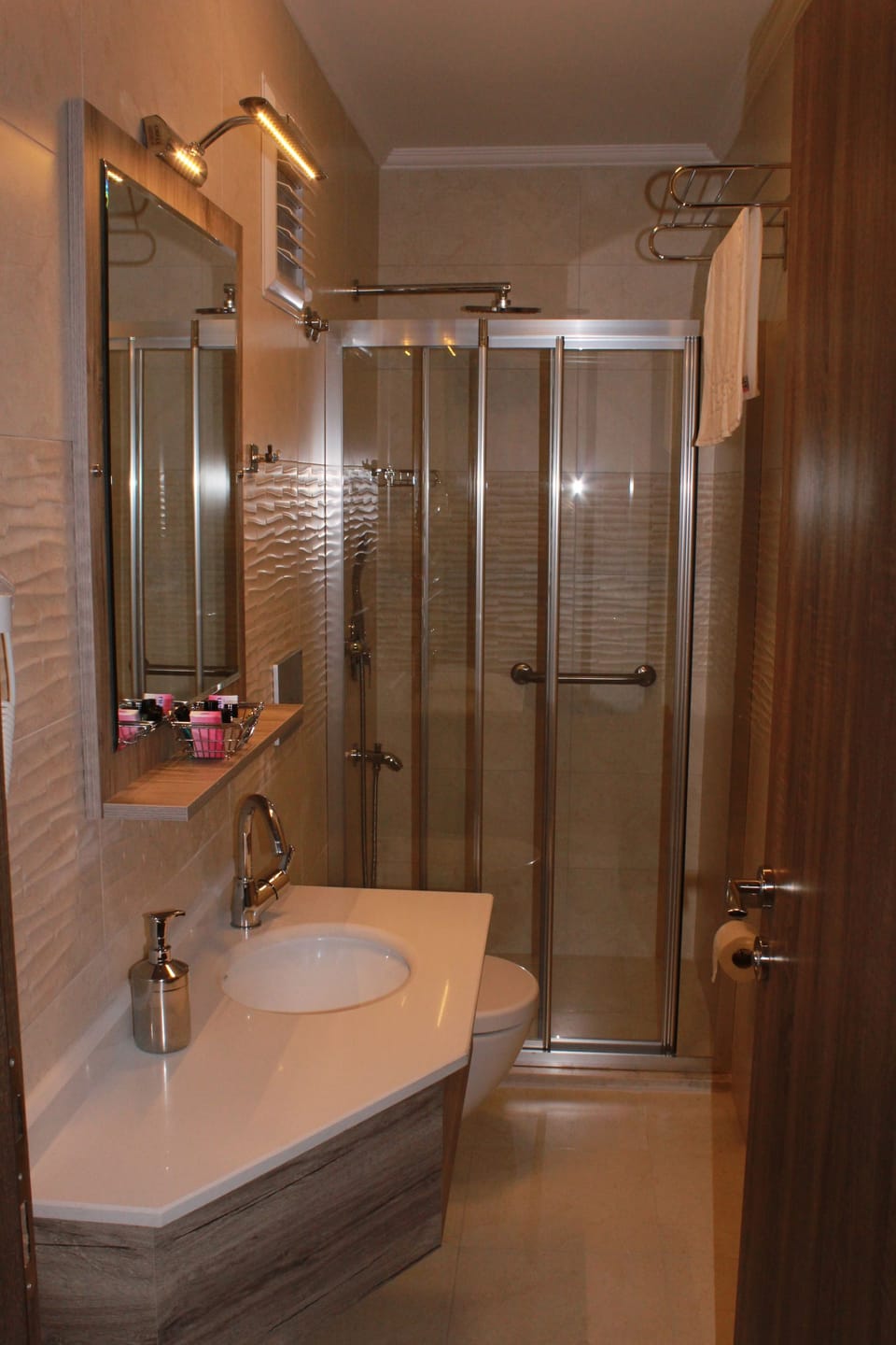 Shower, rainfall showerhead, free toiletries, hair dryer