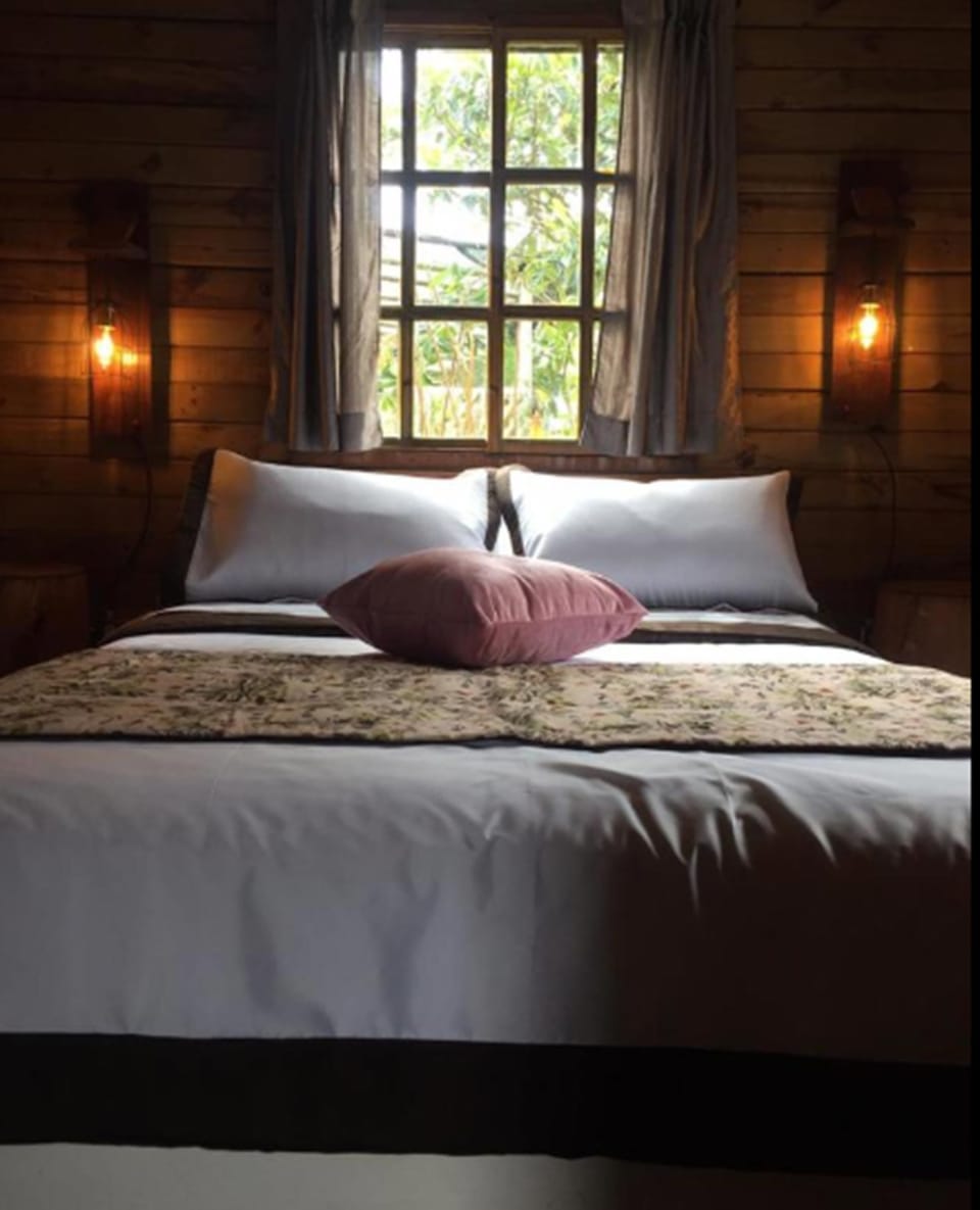 Classic Cabin, 2 Bedrooms | Individually decorated, individually furnished, blackout drapes
