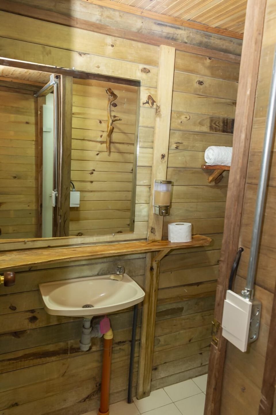 Classic Cabin, 2 Bedrooms | Bathroom | Shower, rainfall showerhead, free toiletries, towels
