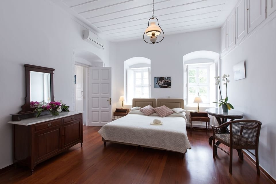 Traditional Standard Triple Room | Individually furnished, laptop workspace, iron/ironing board, free WiFi