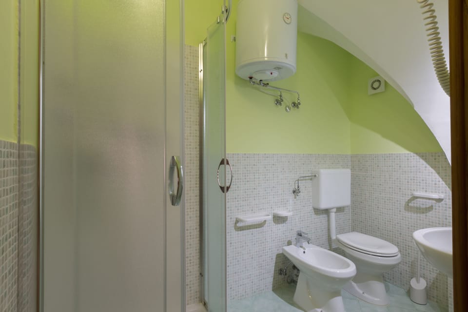 Classic Quadruple Room (Kailia) | Bathroom | Shower, rainfall showerhead, hair dryer, bidet