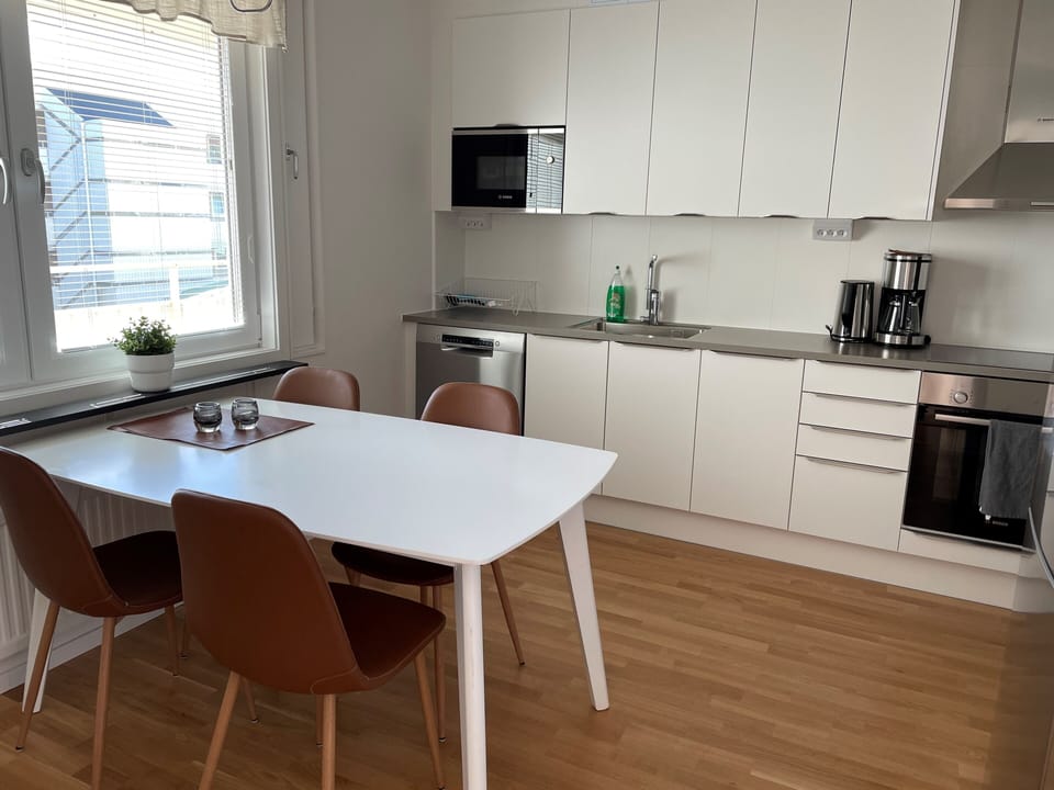 Deluxe Apartment | Private kitchen | Full-size fridge, microwave, oven, stovetop