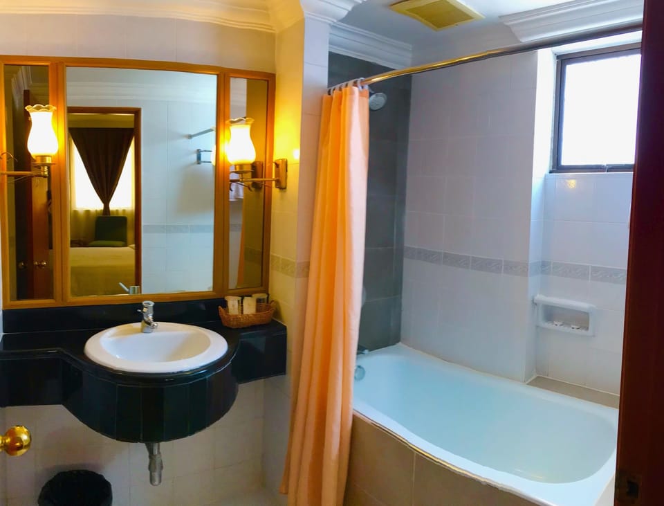 Superior Suite | Bathroom | Shower, free toiletries, hair dryer, bidet