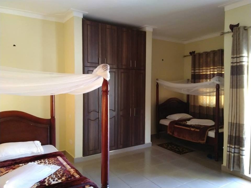 Family Room | Desk, soundproofing, free WiFi, bed sheets