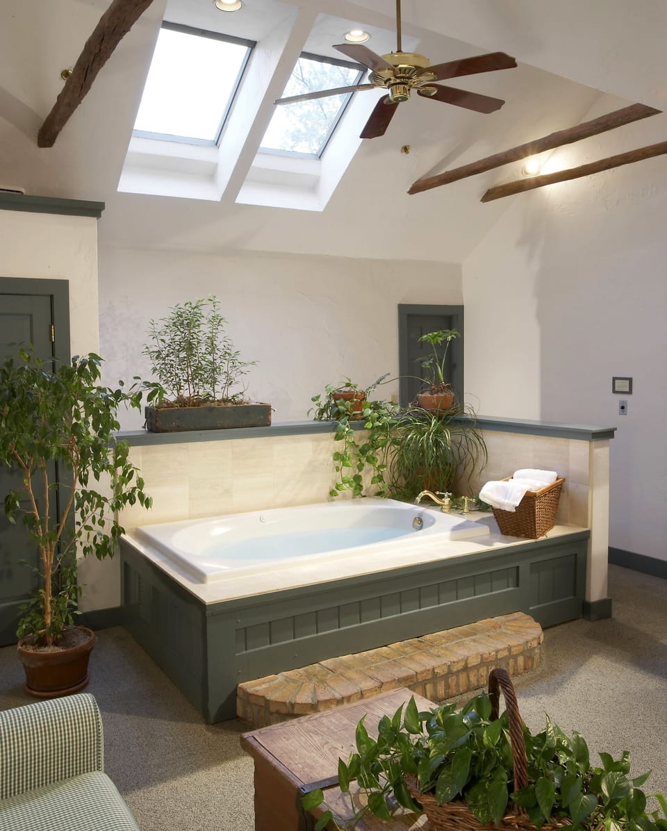 Suite, 1 King Bed, Fireplace | Jetted tub