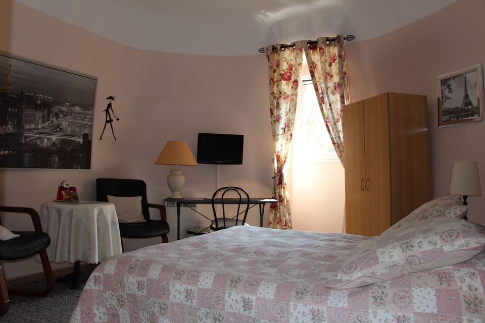Standard Room, 1 Queen Bed, City View | Individually decorated, blackout drapes, free WiFi, bed sheets