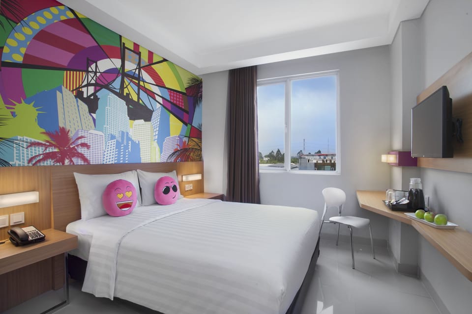 Standard Room | Minibar, in-room safe, desk, bed sheets