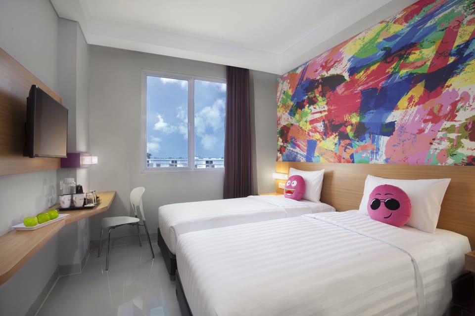 Standard Room | Minibar, in-room safe, desk, bed sheets