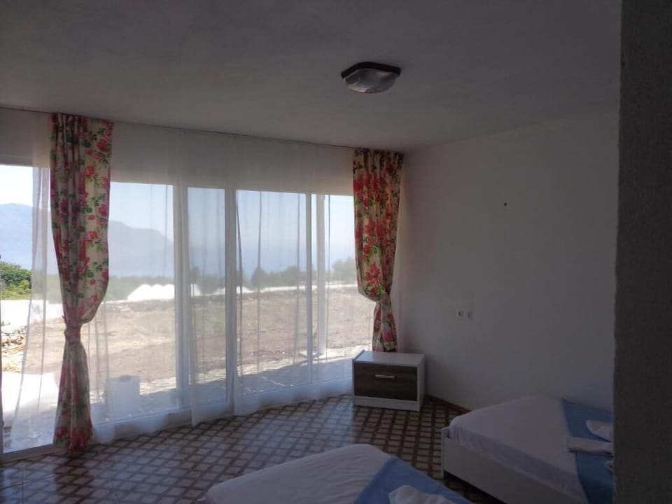 Standard Twin Room, Sea View | Desk, free WiFi