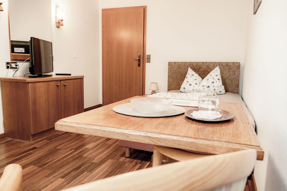 Single Room | Desk, free WiFi, bed sheets