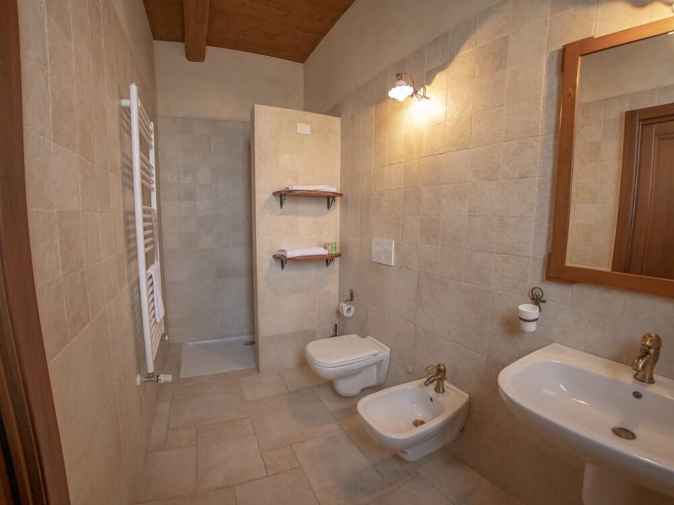Family Room | Bathroom | Shower, free toiletries, hair dryer, bidet