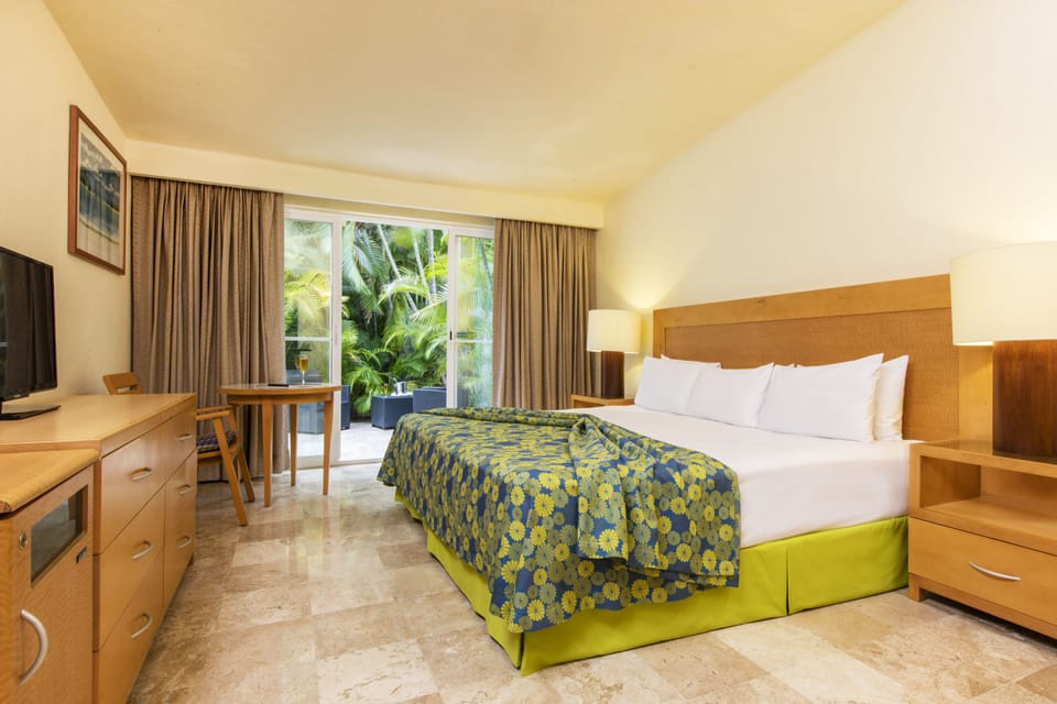 Standard Room, Garden View | 1 bedroom, in-room safe, desk, blackout drapes