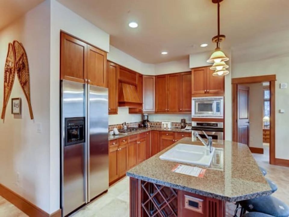 Condo (300-3_Lone_Eagle) | Private kitchen | Toaster, kitchen islands