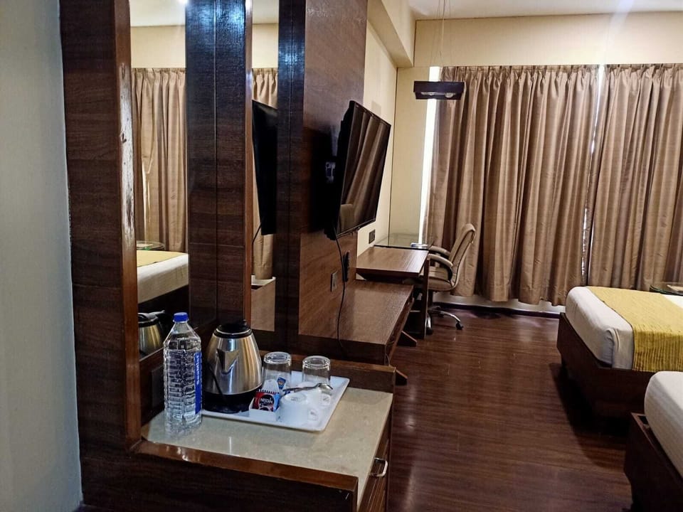 Deluxe Room, 1 Bedroom | Minibar, in-room safe, desk, laptop workspace