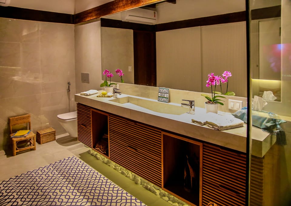 Suite Master, Sea View | Bathroom | Shower, rainfall showerhead, free toiletries, hair dryer