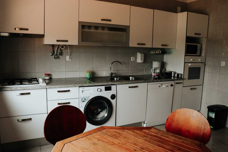 Full-size fridge, microwave, oven, stovetop
