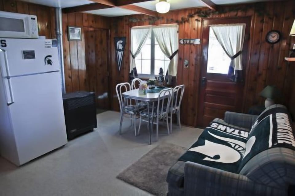 Cabin, 2 Bedrooms | Living room | Video-game console
