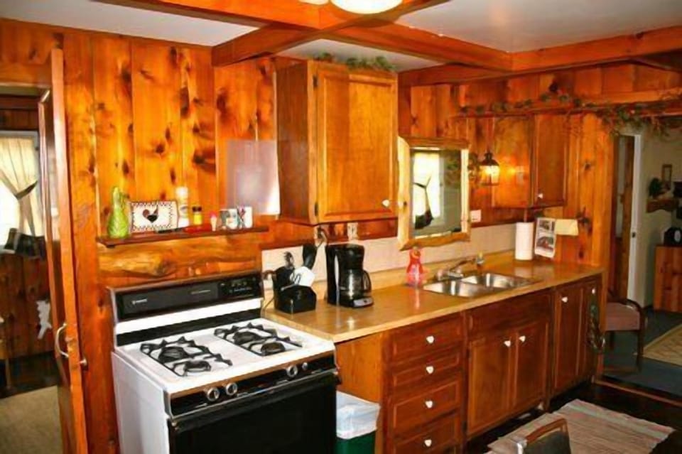 Cabin, 2 Bedrooms | Private kitchen | Fridge, oven, coffee/tea maker, toaster